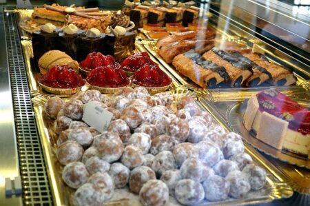 Cafetería Pastelería La Canasta: Deliciosos Productos en Sevilla