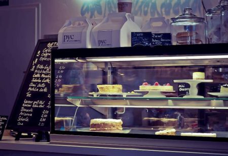 Consejos Clave para Decorar una Pastelería Pequeña 3. Seleccionar Muebles Adecuados