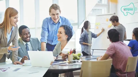 Entendiendo la diferencia entre relaciones públicas y publicidad El papel clave de una profesional en relaciones públicas
