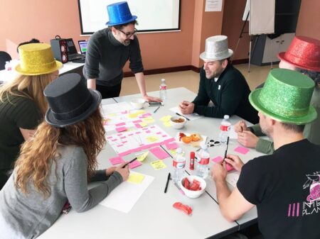 6 sombreros para pensar: ejemplos y aplicación en proyectos creativos Ejemplo práctico 6: Sombrero Azul