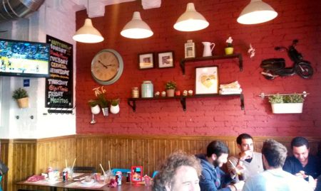 Goiko Alcalá de Henares: Hamburguesas Gourmet que Enamoran 3. Elegir la Ubicación Perfecta