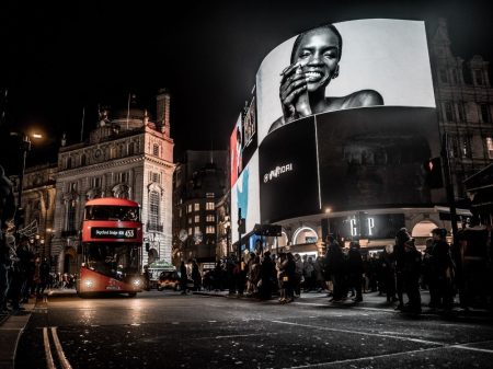¿Cómo la publicidad moldea tus hábitos de consumo? Publicidad exterior