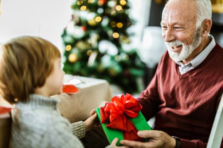 10 Ideas de Regalos para Personas Mayores que les Encantarán 4. Organizar actividades juntos