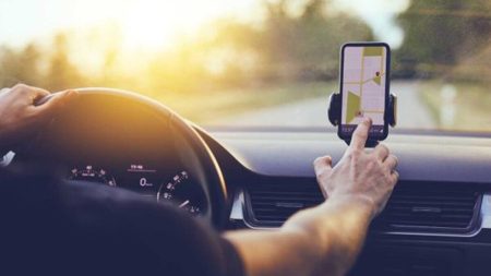 Optimiza tu experiencia de conducción con un soporte móvil para el salpicadero