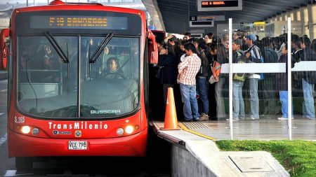 - El papel crucial de la publicidad y el transporte en nuestra sociedad El poder político detrás de los anuncios en el transporte público